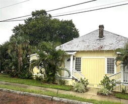 109 Hibiscus St in Tarpon Springs, FL - Building Photo