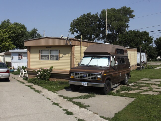 Robert's Mobile Home Court in Plattsmouth, NE - Foto de edificio - Building Photo