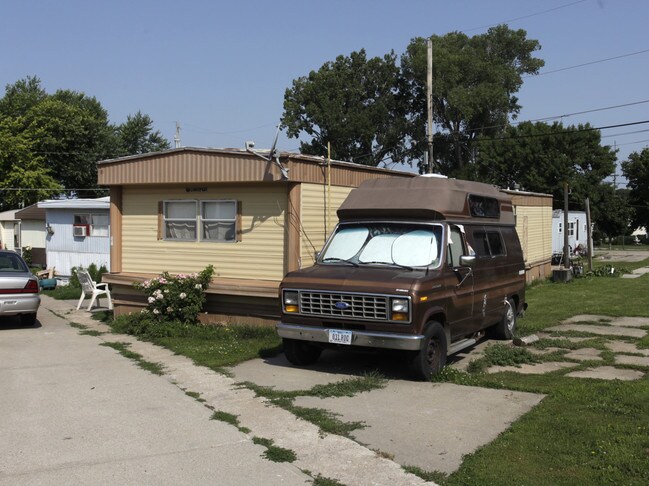 Robert's Mobile Home Court in Plattsmouth, NE - Building Photo - Building Photo