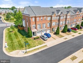 43220 Becontree Terrace in Broadlands, VA - Building Photo