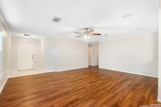 7910 Chestnut Barr Dr in Converse, TX - Foto de edificio - Building Photo