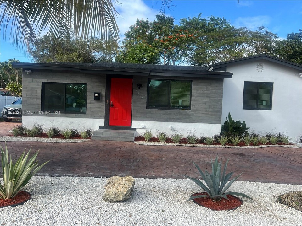 935 NE 129th St in North Miami, FL - Foto de edificio