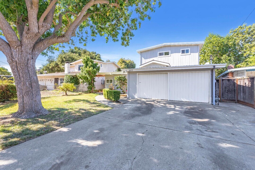 2577 Gonzaga St in East Palo Alto, CA - Building Photo