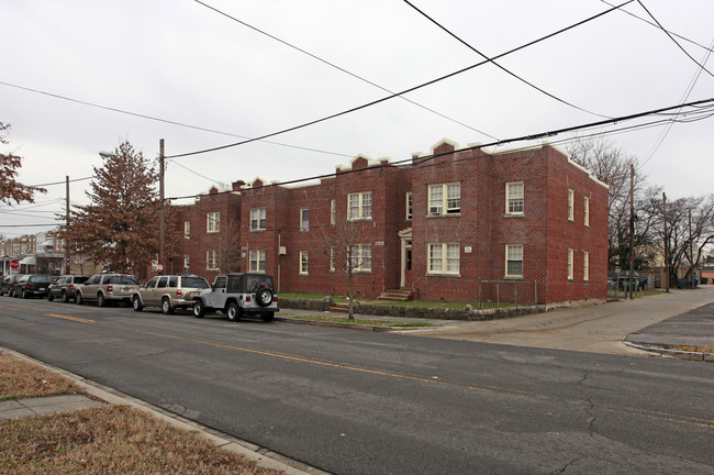 5400-5408 5th St NW in Washington, DC - Foto de edificio - Building Photo