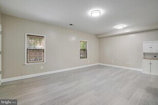 2056 Shirlington Rd in Arlington, VA - Building Photo