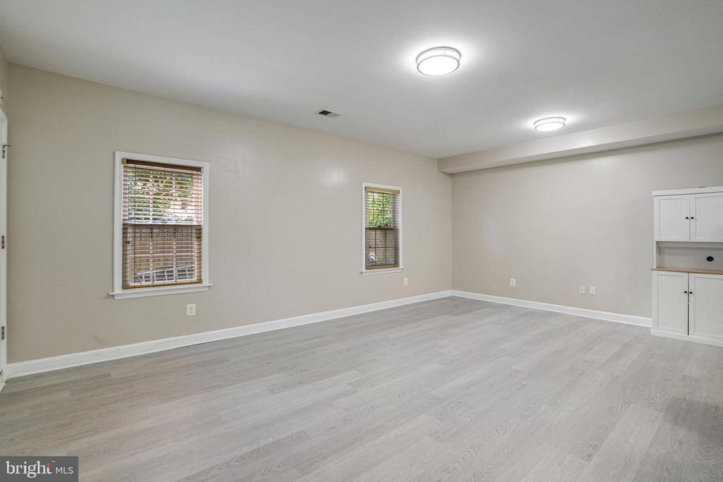 2056 Shirlington Rd in Arlington, VA - Building Photo