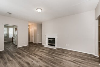 2413 Wildwood Ln in Denton, TX - Foto de edificio - Building Photo