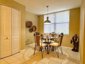 5330 Hyland Hills Ave in Sarasota, FL - Building Photo - Building Photo