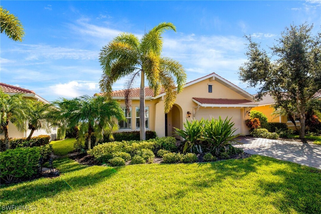 13515 Cambridge Ln in Naples, FL - Building Photo