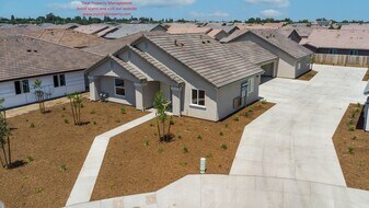 2488 Oakmont Cir in Tulare, CA - Building Photo