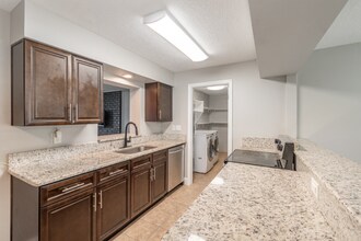 698 Douglas Ave in Altamonte Springs, FL - Foto de edificio - Building Photo