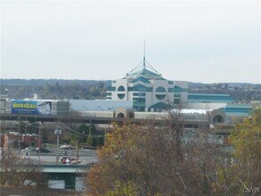 617 Hiawatha Blvd in Syracuse, NY - Foto de edificio - Building Photo