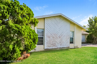 137 SE Manly Ave in Port St. Lucie, FL - Foto de edificio - Building Photo