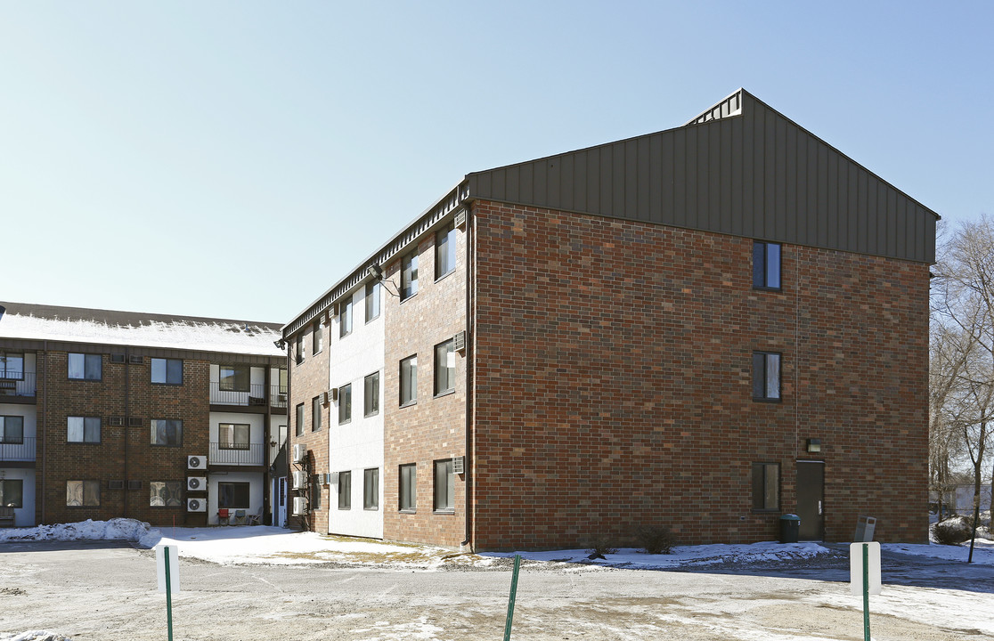 Red Rock Manor in Newport, MN - Building Photo