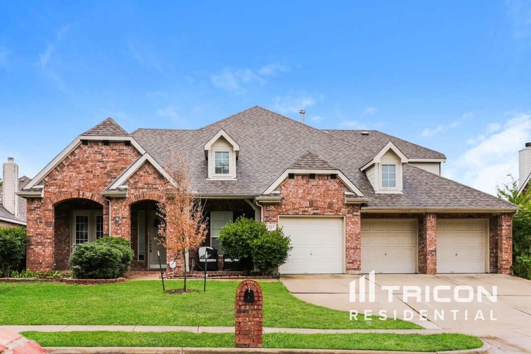 1303 Bramble Ln in Mansfield, TX - Building Photo