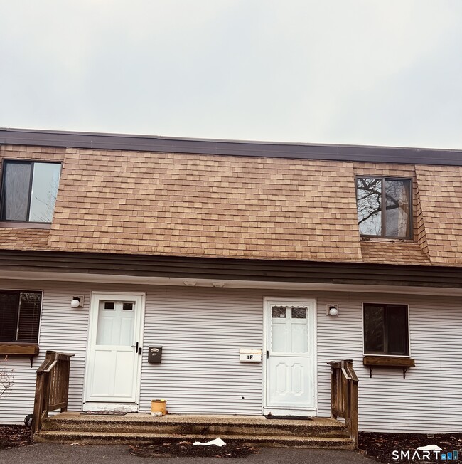11 King Arthur Dr in East Lyme, CT - Building Photo - Building Photo
