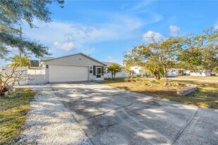 354 74th Ave NE in St. Petersburg, FL - Building Photo
