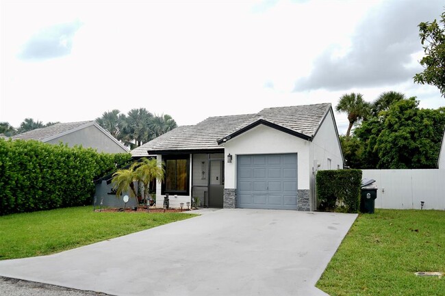 5684 Strawberry Lakes Cir in Greenacres, FL - Building Photo - Building Photo