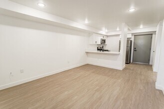 5405 Lindley Avenue in Tarzana, CA - Foto de edificio - Interior Photo