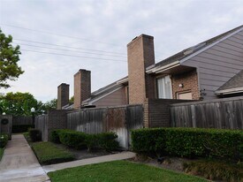 13840 Hollowgreen Dr in Houston, TX - Building Photo