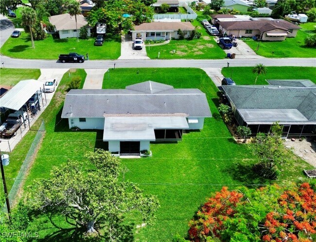 800 Willow Dr in Lehigh Acres, FL - Building Photo - Building Photo