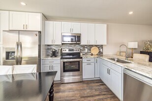 94 N Bridebrook Rd in East Lyme, CT - Building Photo