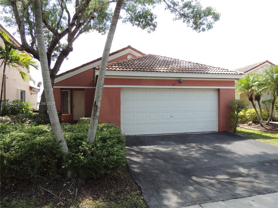 1517 Presidio Dr in Weston, FL - Building Photo