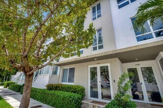 6630 NW 104th Path in Medley, FL - Building Photo - Building Photo