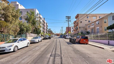 2811 Francis Ave-Unit -306 in Los Angeles, CA - Building Photo - Building Photo