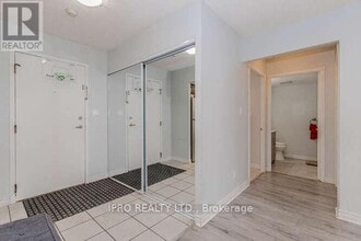 135-1135 Hillcrest Ave in Mississauga, ON - Building Photo - Building Photo