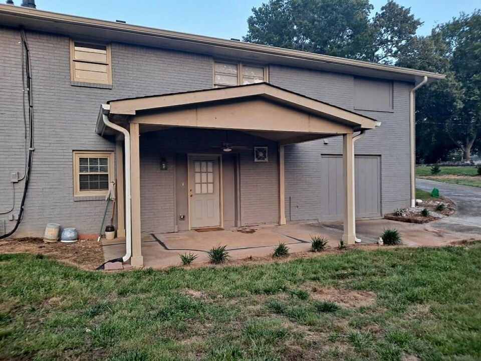 1063 Pleasant Hill Rd in Lawrenceville, GA - Building Photo