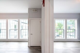 Beacon Falls - Lofts at 50 Leonard in Beacon, NY - Foto de edificio - Building Photo