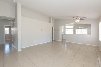 2230 S 63rd Dr in Phoenix, AZ - Foto de edificio - Building Photo