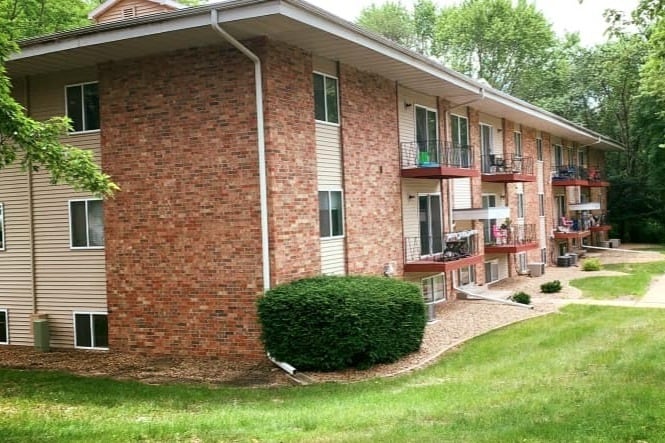 Gold Falls Villa Apartments in Cedar Falls, IA - Foto de edificio