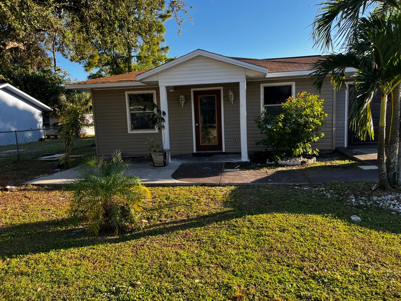 3758 Minnesota Dr in Ft. Myers, FL - Building Photo