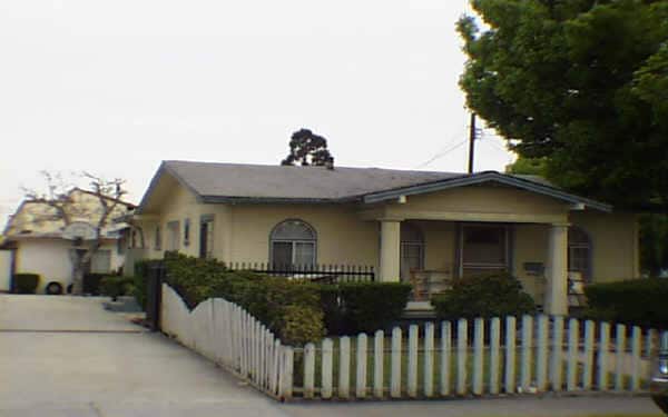 210 N Lincoln Ave in Monterey Park, CA - Foto de edificio
