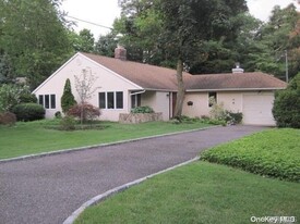 26 Ridge Dr E in Roslyn, NY - Building Photo - Building Photo