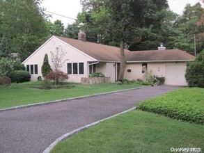 26 Ridge Dr E in Roslyn, NY - Foto de edificio - Building Photo