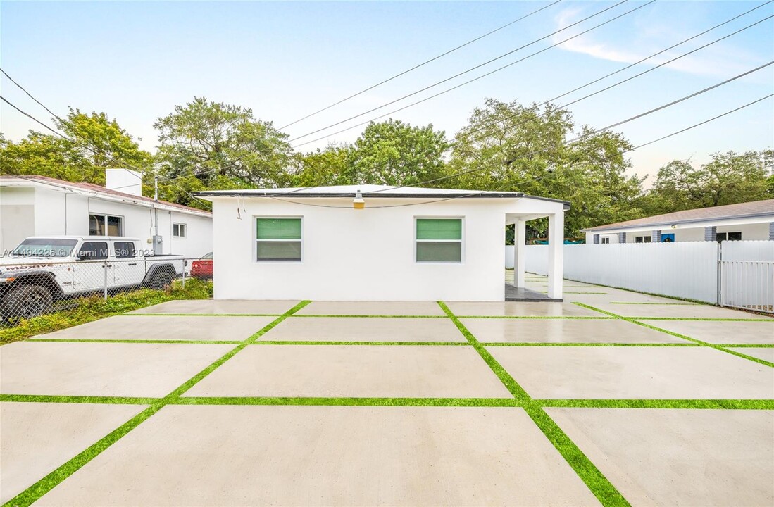 5509 NW 5th Ct, Unit 2 in Miami, FL - Building Photo