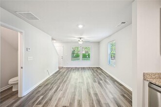4437 Ben Hill Rd in Atlanta, GA - Building Photo - Building Photo