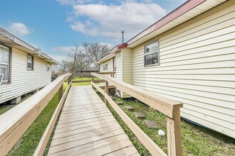 2110 Jones Rd in Baytown, TX - Building Photo - Building Photo