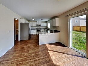 306 Nelsen St NE in Orting, WA - Foto de edificio - Building Photo