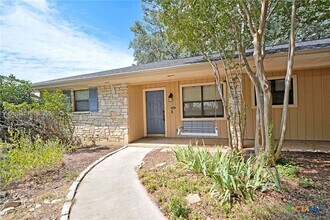 1215 Clearwater Dr in New Braunfels, TX - Foto de edificio - Building Photo