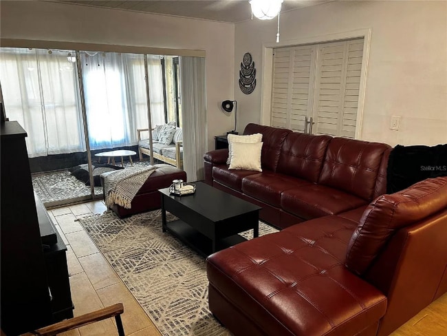 2207 Belleair Rd in Clearwater, FL - Foto de edificio - Building Photo