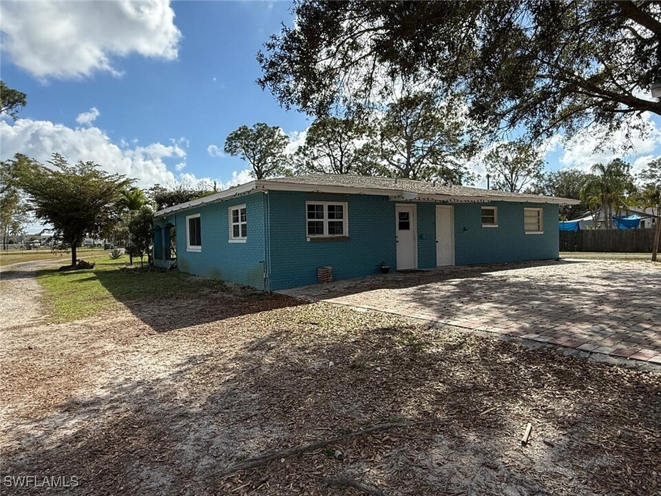 1320 St Clair Shores Rd in Naples, FL - Building Photo