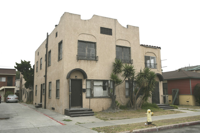 1100 Cherry Ave in Long Beach, CA - Building Photo - Building Photo