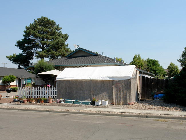 1276 Martha Way in Santa Rosa, CA - Building Photo - Building Photo