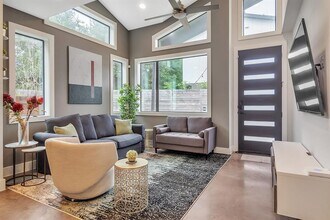 910 Brass St in Austin, TX - Building Photo - Building Photo