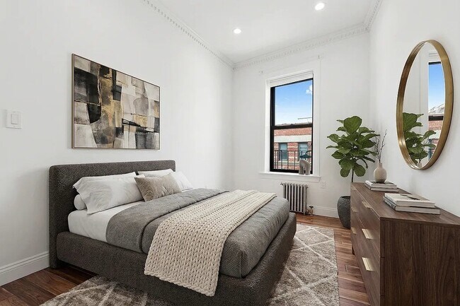 102 Christopher St, Unit 4A in New York, NY - Building Photo - Building Photo