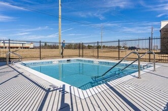 1101 Biloxi Dr in Ennis, TX - Foto de edificio - Building Photo